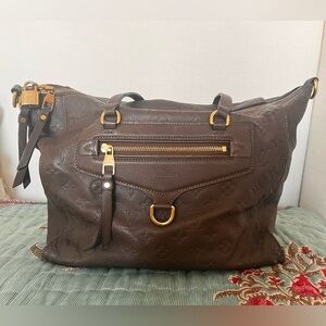 Louis Vuitton Lumineuse
Monogram Empreinte Leather Handbag